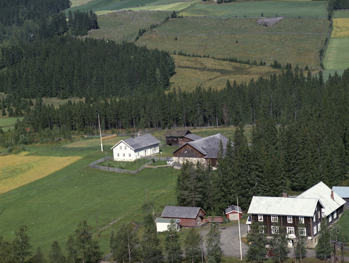 Widerøes Flyveselskap A/S, Flyfoto av Hagatun forsamlingslokale, Lismarka, Ringsaker. Lykkjehagen skole ble bygd der det hvite huset er i 1980: