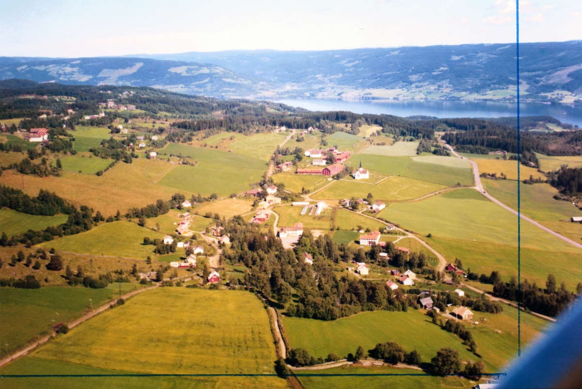 Widerøes Flyveselskap A/S, Flyfoto, Brøttum sentrum, landskap mot Mjøsa, Ringsaker.