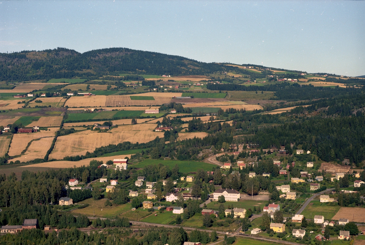Widerøes Flyveselskap A/S, Flyfoto av Kilde skole, Fjelstad gård, Ring, boligbebyggelse Moelv, Ringsaker.