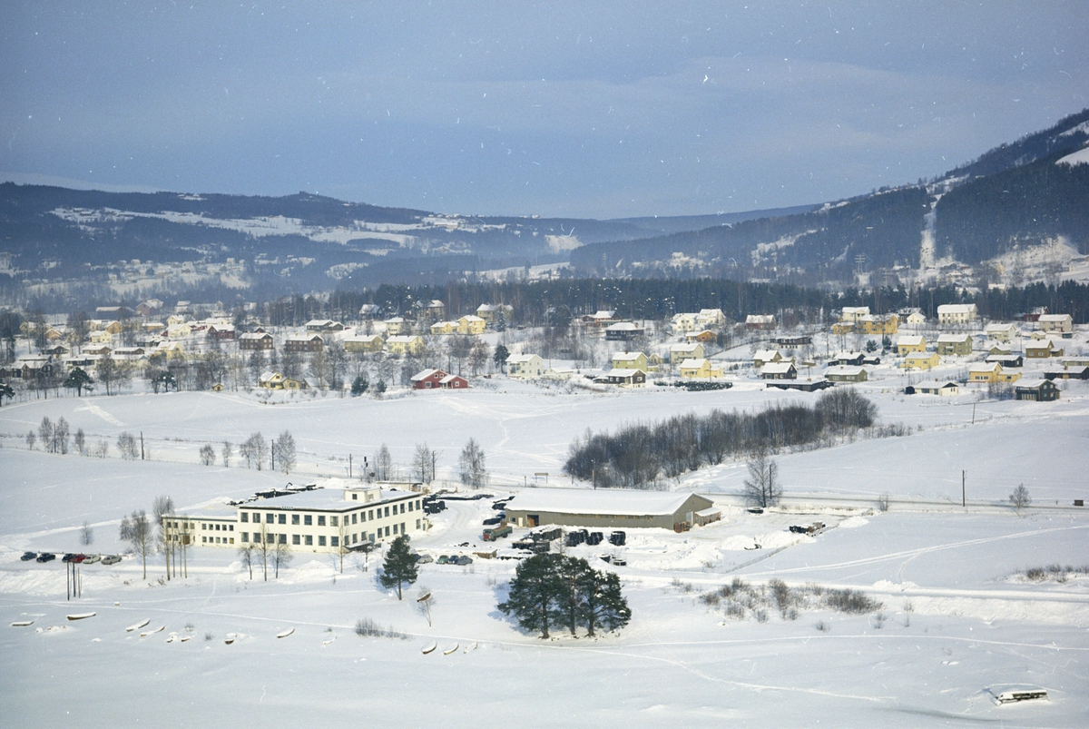 Widerøes Flyveselskap A/S, Flyfoto, Stela Plastfabrikk, Nerkvern, Brumunddal, Ringsaker.