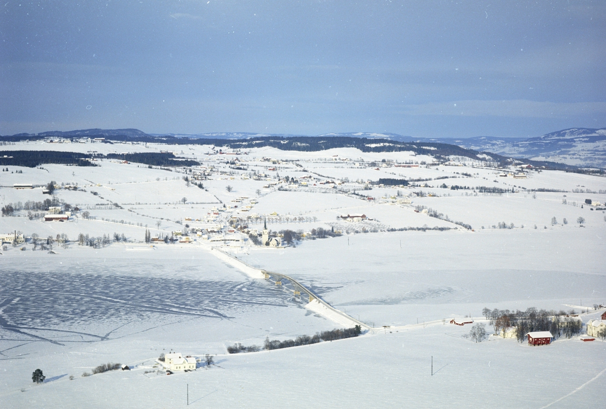 Widerøes Flyveselskap A/S, Flyfoto, Tingnes, Nessundet bru, Skredderstua, stabbur, is på Mjøsa, Helgøya, Nes, Hedmark.
