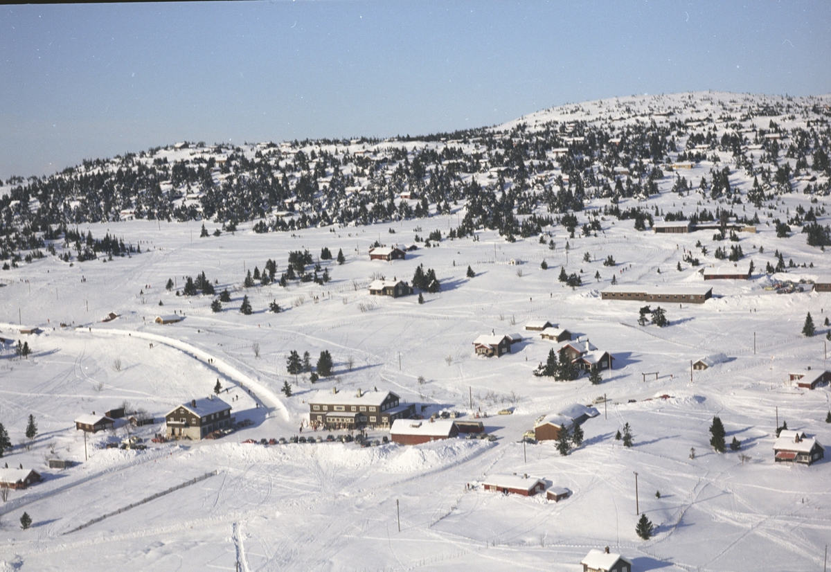 Widerøes Flyveselskap A/S, Flyfoto, vinterlandskap, Graaten seter, Sjusjøen, Ringsaker.