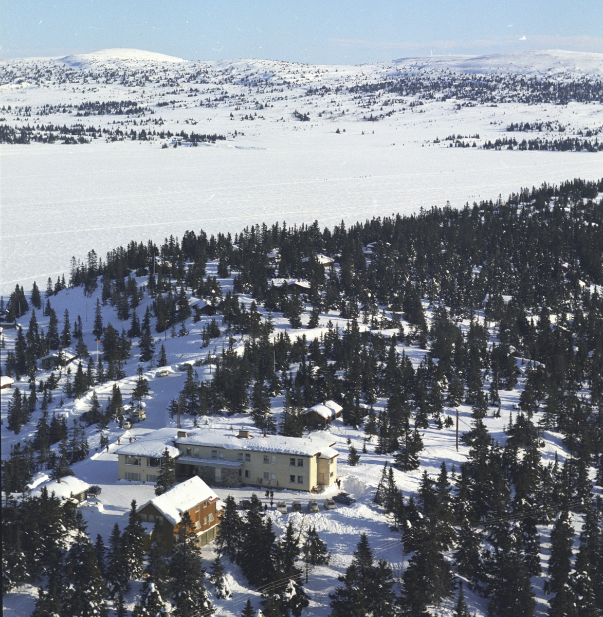Widerøes Flyveselskap A/S, Flyfoto av Mengshoel Høyfjellspensjonat. Sjusjøen. Vinter.