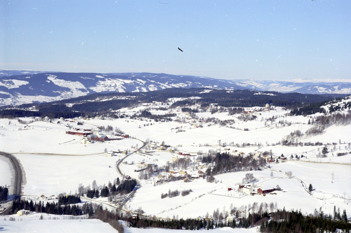 Widerøes Flyveselskap A/S, Flyfoto, vinterlandskap, Brøttum, Ringsaker.
