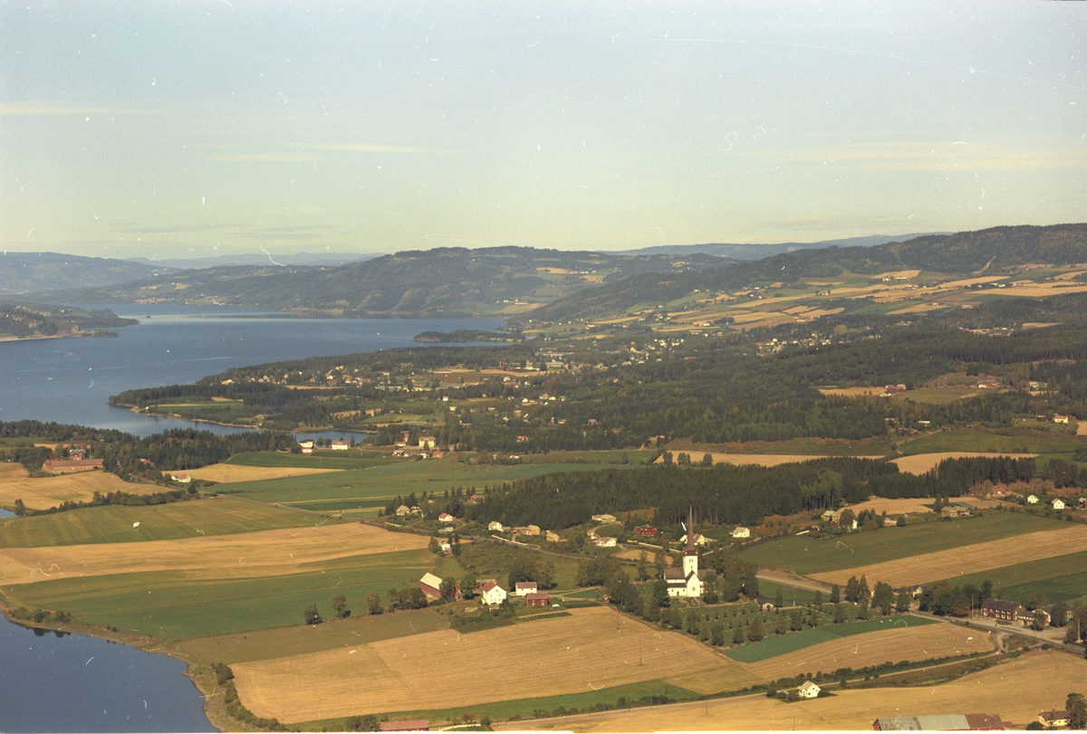 Widerøes Flyveselskap A/S, Flyfoto av Ringsaker kirke. Utsikt mot Moelv og Ring. Mjøsa.