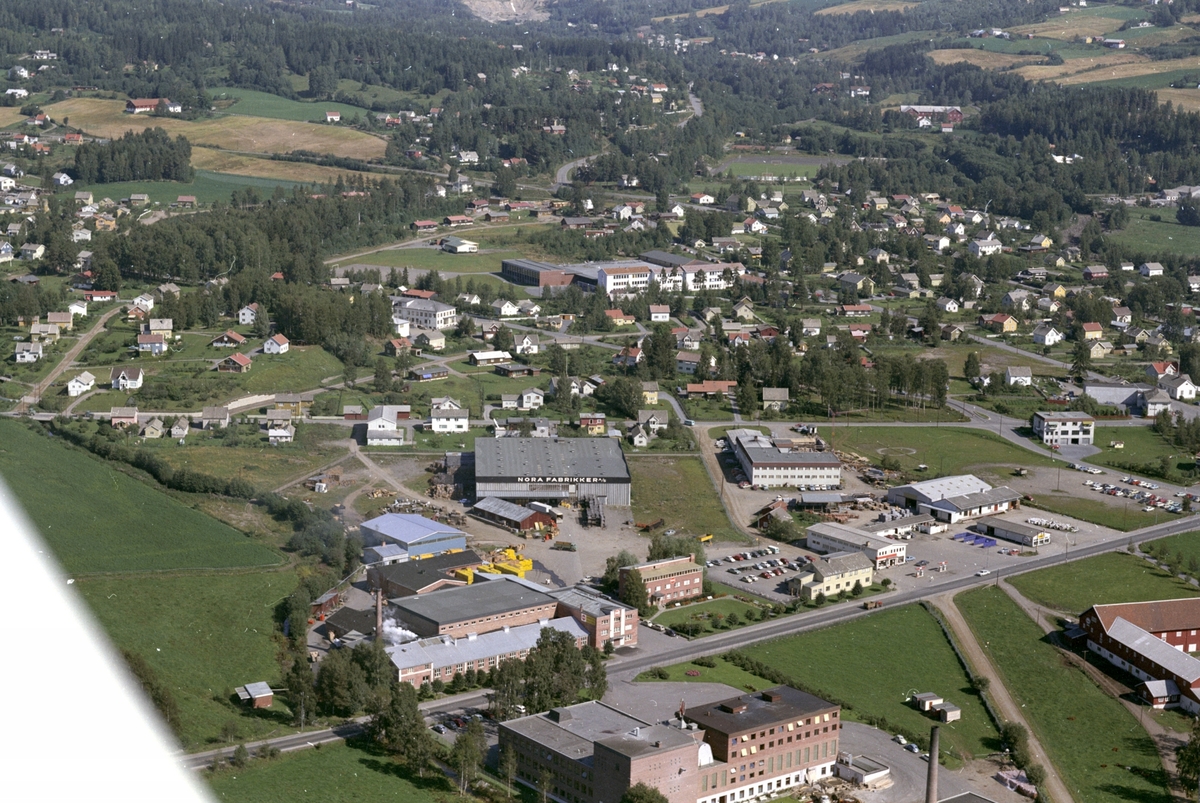 Widerøes Flyveselskap A/S, Flyfoto, industribebyggelse langs Ringsakervegen, bebyggelse på Veldresiden, Brumunddal, Ringsaker.