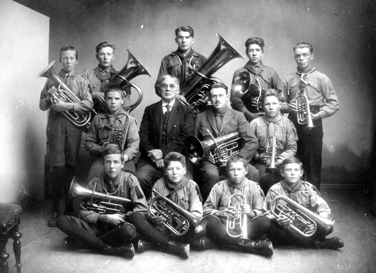 Anno Domkirkeodden, Speidermusikken på Nes, Hedmark. Musikkorps, instrumenter. Bak fra venstre er Aage Andreas Askehagen (1914-1995), Nicolai Berntsen f.1910, Even Arnt Haugen (1909-1962), Thorleif Paul Nikolai Knatterud f.1912, Erling Gaalaas. I midten fra venstre er Sverre Lieng, dirigent Ludvig Larsen, Christian Ta…