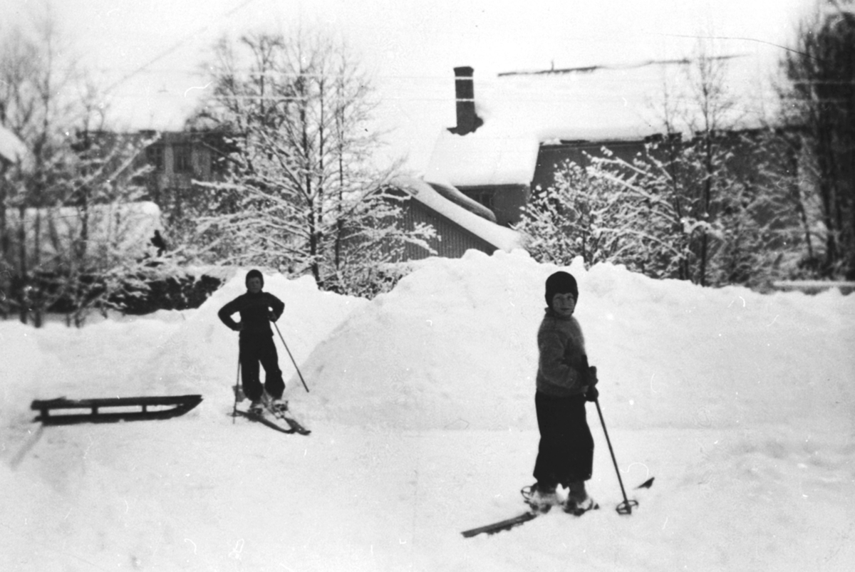Anno Domkirkeodden, 2 gutter på ski i bakgården på Stampen, Brumunddal, Ringsaker.
