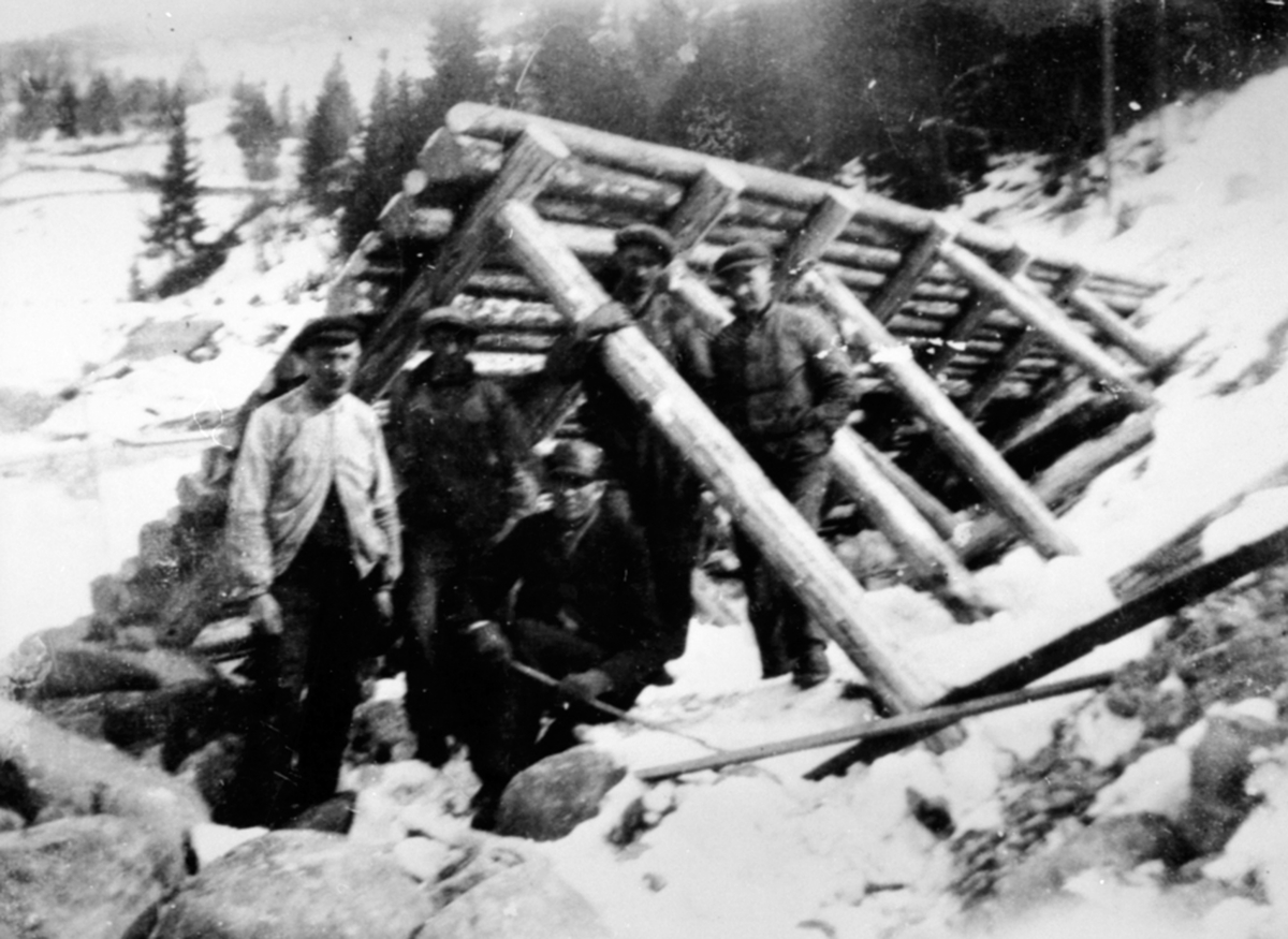 Anno Domkirkeodden, 5 menn arbeider med bygging av forsterkninger langs elva før vårflommen, Brumunda, Ringsaker.