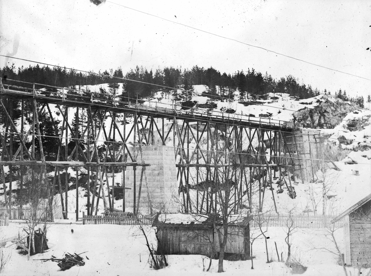 Anno Domkirkeodden, Jernbaneutbygging, Stillas for bygging av jernbanebro over Moelva, Ringsaker.