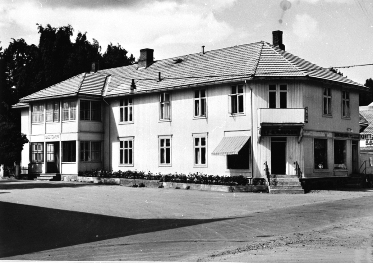 Anno Domkirkeodden, Eksteriør, Moelven gjestgiveri (tidligere hotell), gullsmed Alf R. Haugen på hjørnet, slakter Arne Nygaard til høyre, sett fra Storgata, Moelv, Ringsaker.