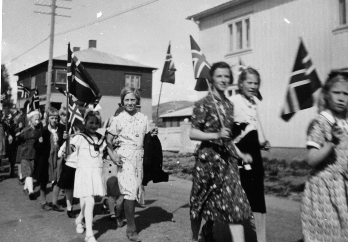 Anno Domkirkeodden, 17. maitog, barnetog i Berger Langmoens veg ved Gustavsenbutikken. Nummer 2 fra høyre er Margit Linnerud, 3 er Kirsten Rustadbakken, 4 er Nelly Bjerke, 5 er Anne Hatterud.