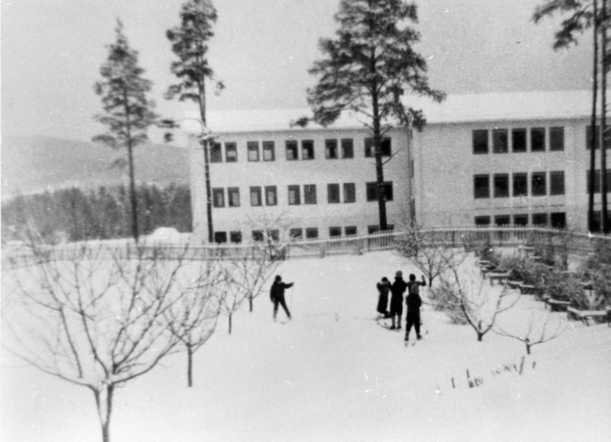 Anno Domkirkeodden, Eksteriør, Brumunddal realskole og Gymnas. Barn på ski.