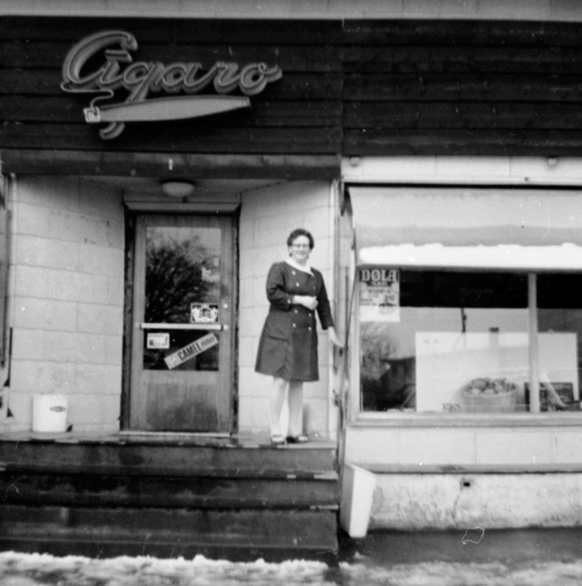 Anno Domkirkeodden, Eksteriør, Cigaro kiosk, frukt og tobakk, Anne Simensen på trappa, Skalmerudgården, Ringsakerveien 4, Brumunddal.