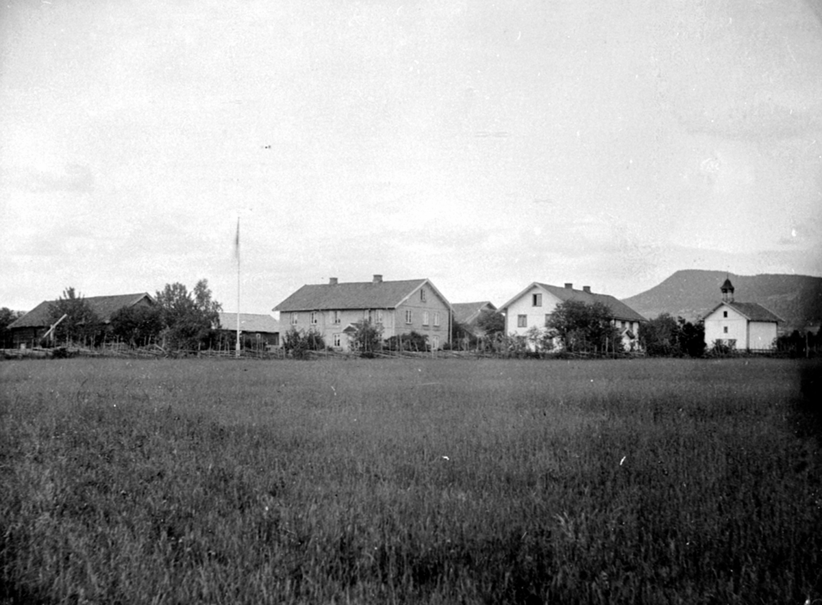 Anno Domkirkeodden, Eksteriør. Granerud gård, Brumunddal. Før 1912 da bryggerhuset som ikke er på bilde, ble bygd. Fjøset ble bygd 1897.
