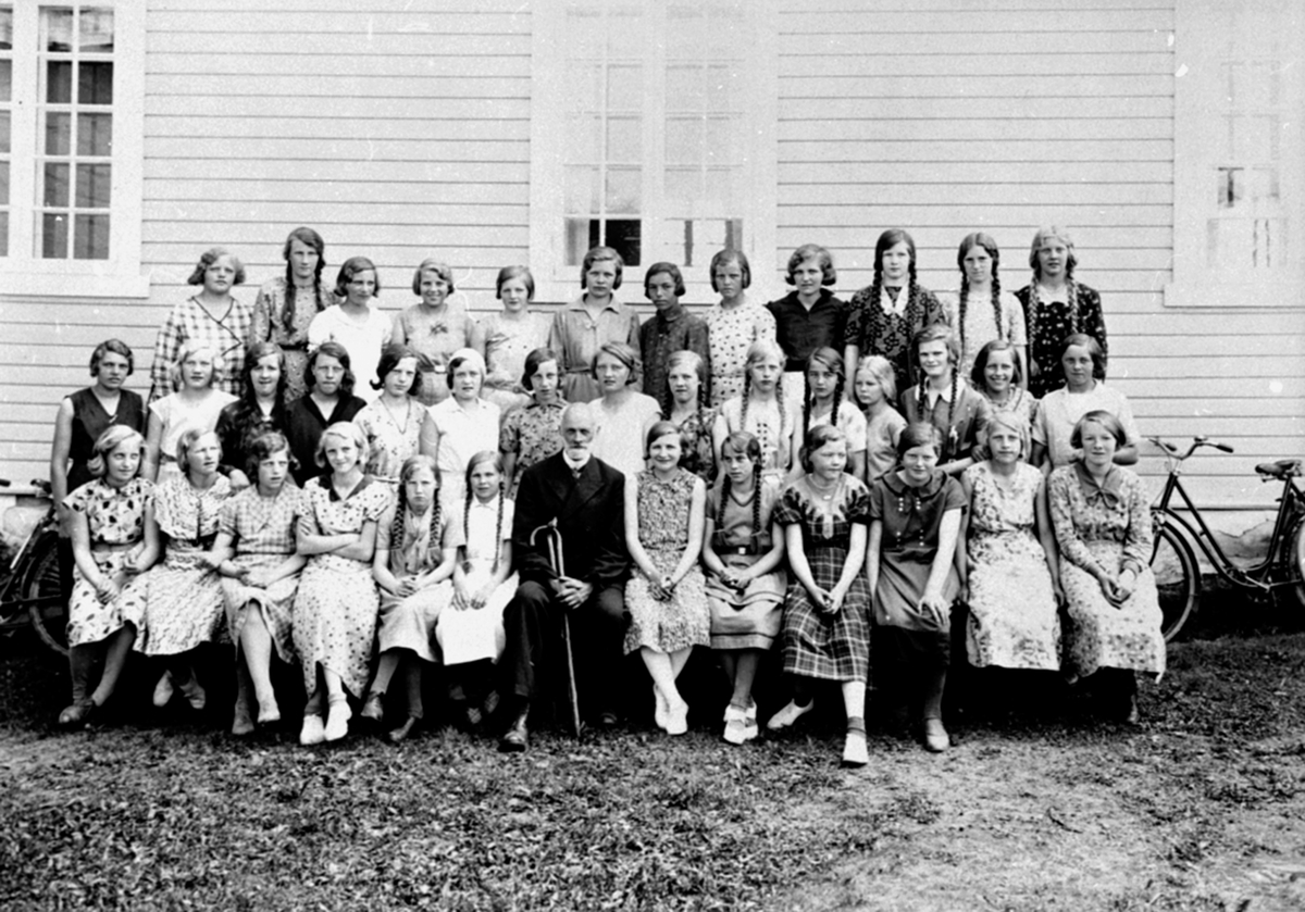 Anno Domkirkeodden, Stor gruppe konfirmanter foran Karmel bedehus, Furnes, Ringsaker. Sogneprest Gabriel Kielland.