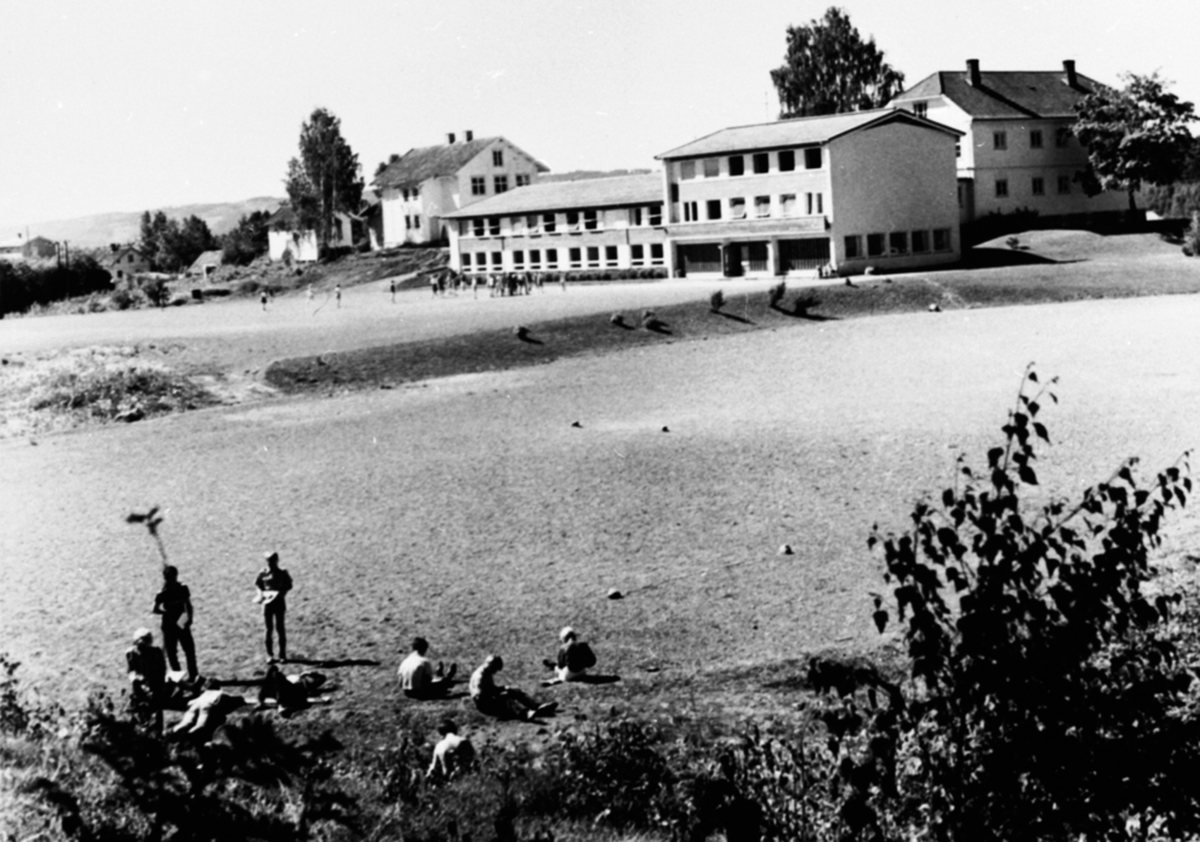 Anno Domkirkeodden, Eksteriør, Mørkved skole, Brumunddal. Barn på fotballbanen.