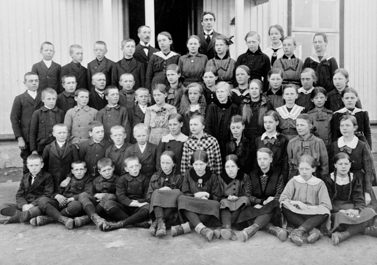 Anno Domkirkeodden, Elever og lærere ved Mørkved skole, Brumunddal. Lærere er Nyhus, Langdalen og Ofigsbø.