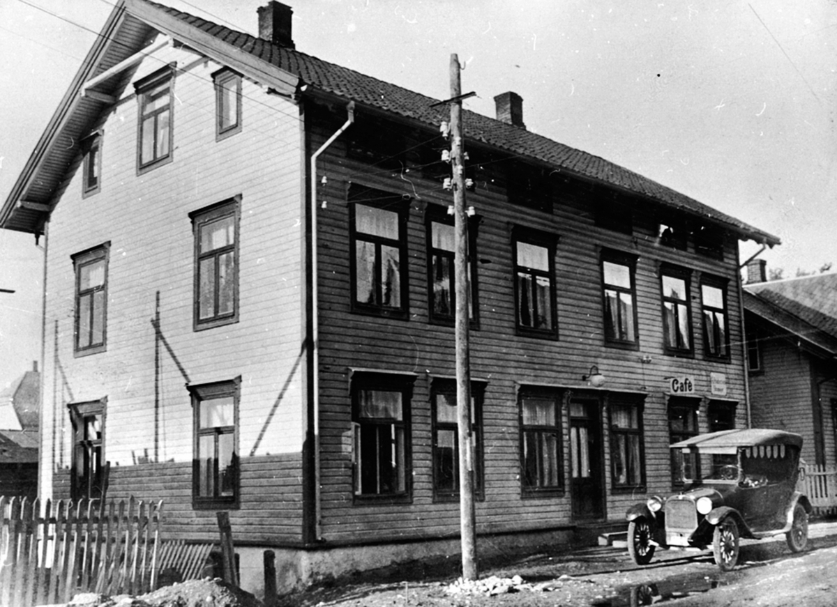 Anno Domkirkeodden, Heimdal nedre, Kafe, Gamlegata, Brumunddal, bil Dodge, kalesje, årsmodell 1915-20.