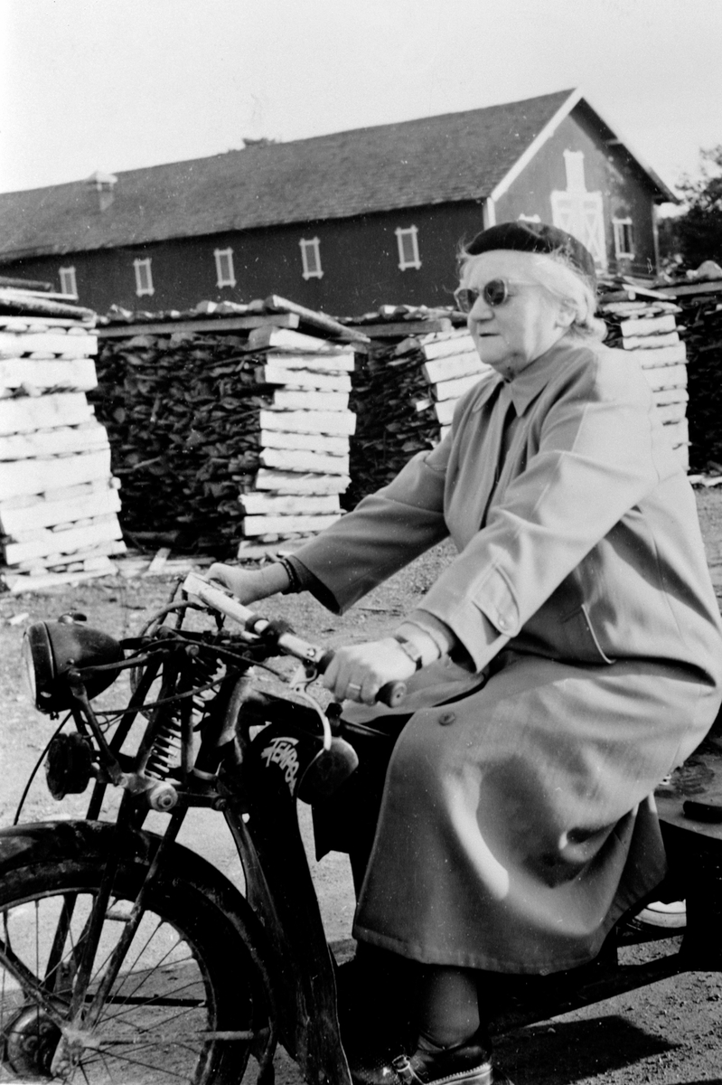 Anno Domkirkeodden, Mina Lundby på trehjuls elektrisk Hymassykkel. Brumunddal, Ringsaker.