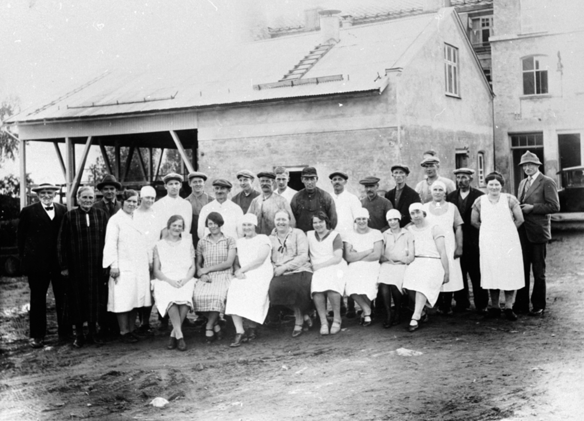 Anno Domkirkeodden, Gruppe arbeider på Helmer Husebys meieri, Brumunddal.