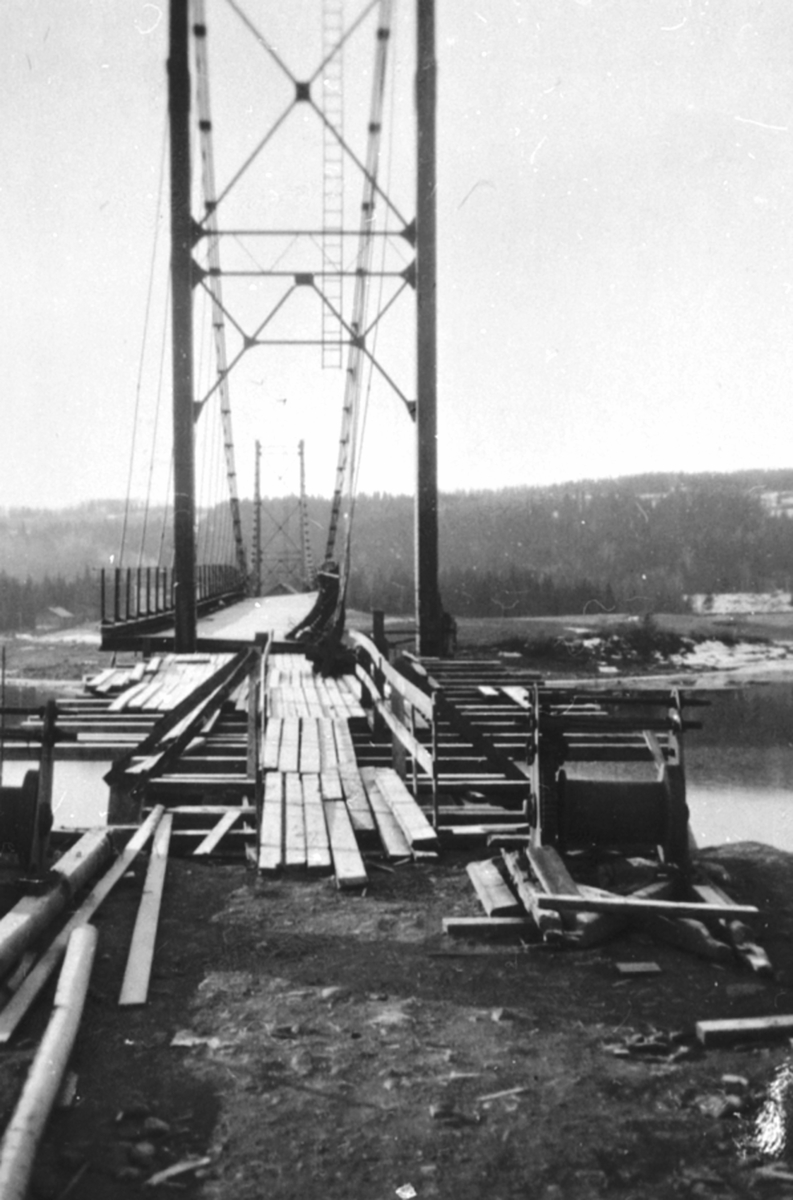 Anno Domkirkeodden, Framnesbrua under bygging, ødelagt av uvær. Veldre, Brumunddal.