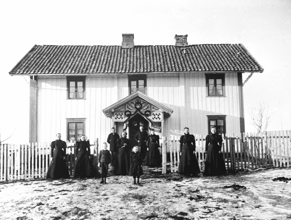 Anno Domkirkeodden, Begravelse. Eksteriør, Granerudstranden, Strand østre, pyntet med granbar. Familie foran hovedbygningen, almenningsbestyrer Martin Gundersens (1827-1898) begravelse.