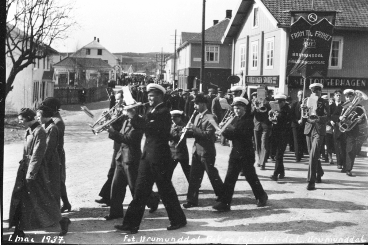 Anno Domkirkeodden, 1 maitog, Gamlegata/Furnesvegen. Fanen til Brumundal Arbeiderungdomslag. Musikkorps først.