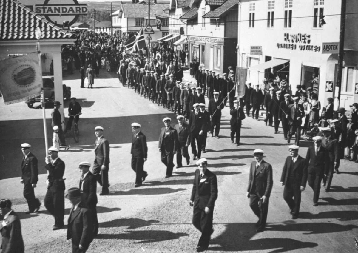 Anno Domkirkeodden, Sangerstevne i Brumunddal. Opptog i Furnesvegen foran urmaker Sønes.