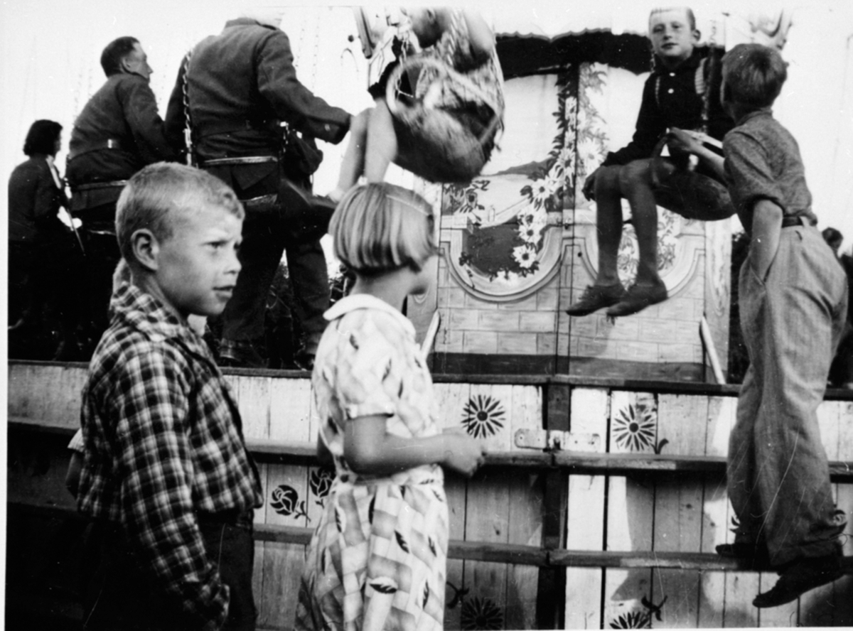 Anno Domkirkeodden, Karusell, Tivoli, Brumunddal under krigen, barn, tyske soldater.