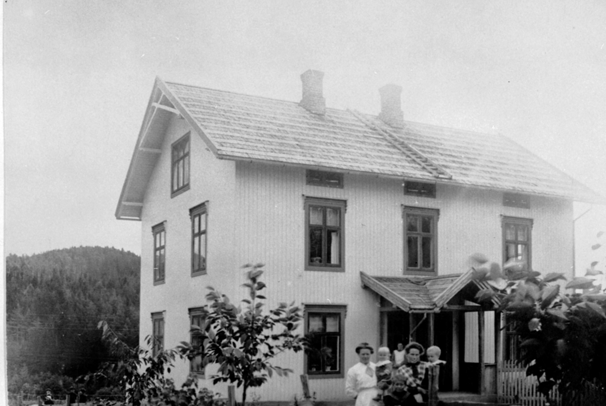 Anno Domkirkeodden, Eksteriør, ukjent bolig, Brumunddal. Voksne og barn i forgrunnen.