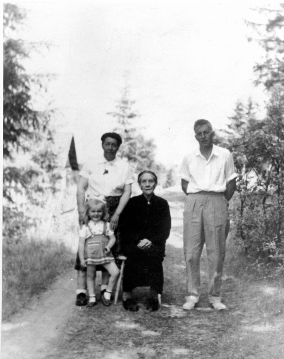 Anno Domkirkeodden, Julie Prøysen med datter Margit, barnebarn, Rolf Hagen og oldebarn Mary Kristine Hagen i Præstvegen, Rudshøgda, Ringsaker.