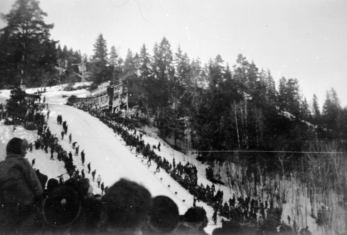 Anno Domkirkeodden, Frambakken i Brumunddal. Idrettslaget Fram sin hoppbakke med dommertårn. Hovedlandsrennet 1928.
