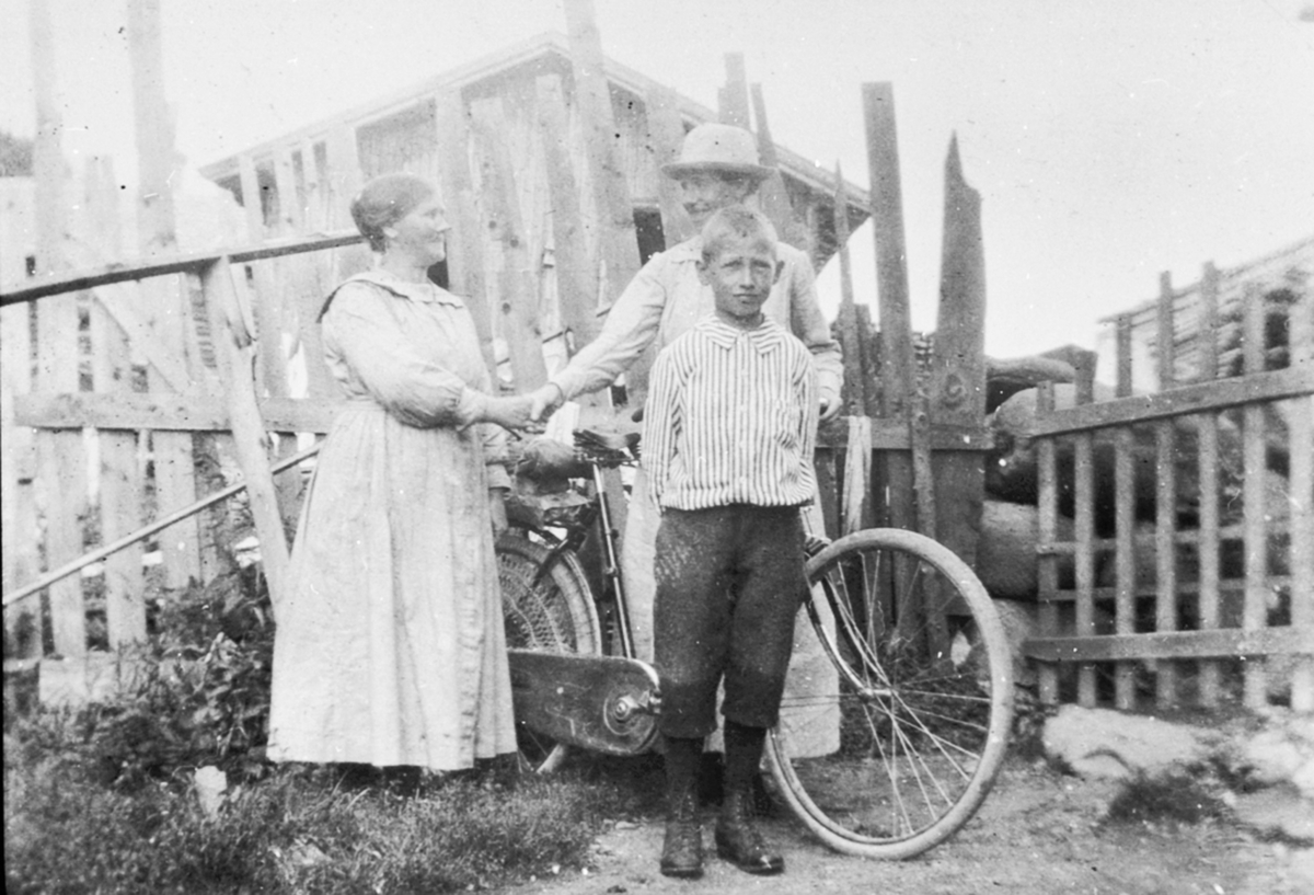 Anno Domkirkeodden, Polla Berger f.1878, Lina Faraasen med sykkel, Alf Berger f.1910, Mauset, Furnes. Fotografert ved Bergersaga like ovenfor Brumunddal Ullvarefabrikk.