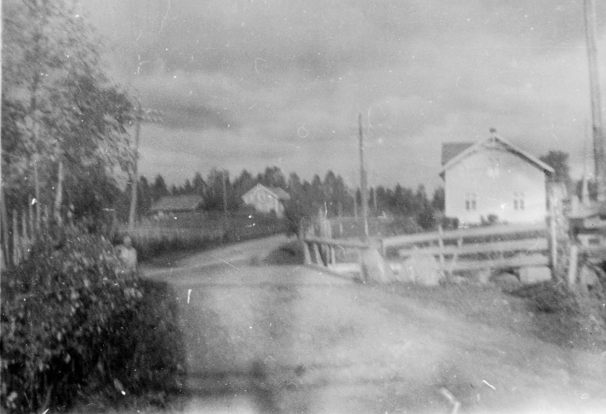 Anno Domkirkeodden, Fagerlundvegen, Brumunddal. Hagasveen i bakgrunne, bolige til Sofie Grini til høyre.