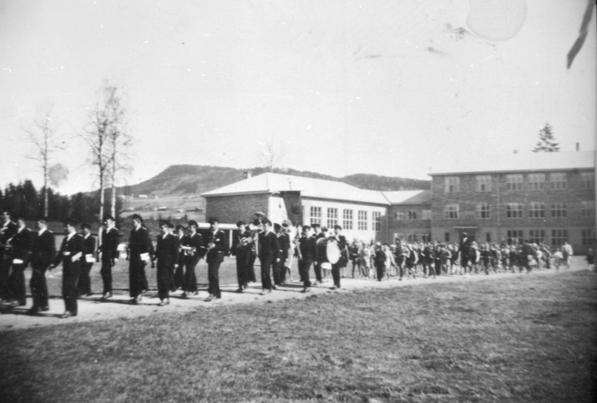 Anno Domkirkeodden, 17. Maitog marsjerer ut fra Fagerlund skole, Brumunddal.