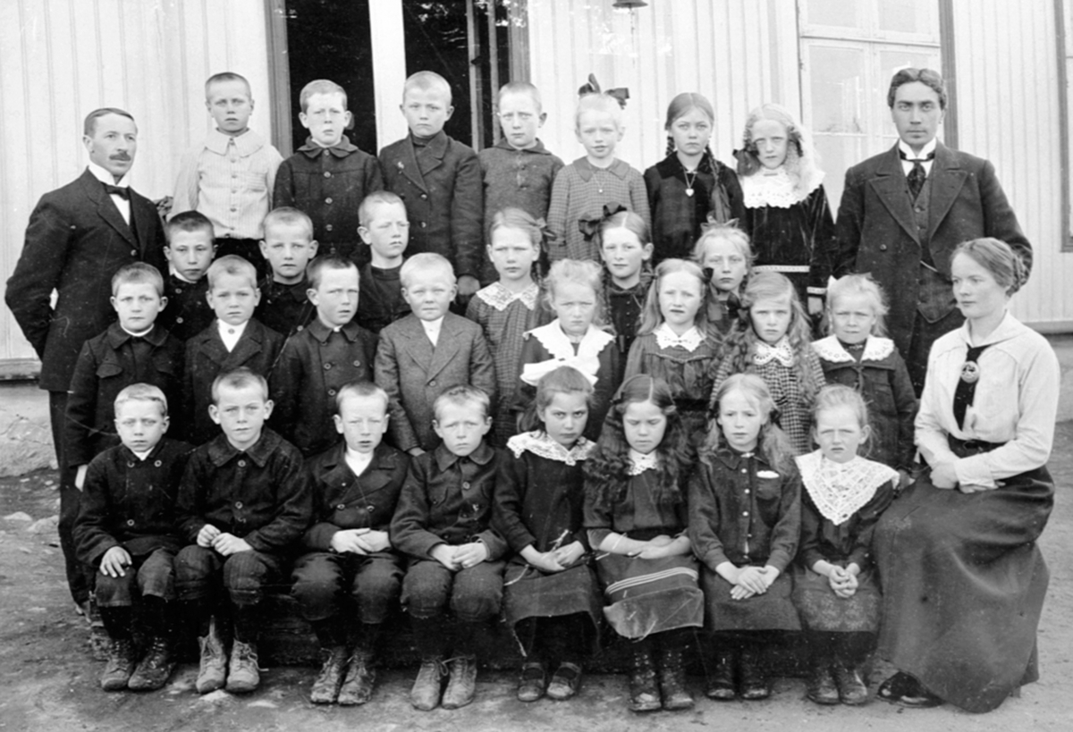 Anno Domkirkeodden, Første klasse elever med lærere på Mørkved skole, Brumunddal. Lærere er Nyhus, Langdalen, Ofigsbø.