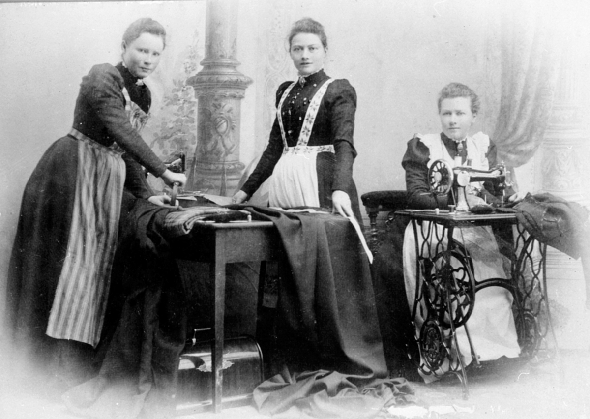 Anno Domkirkeodden, Sydamer. Mathea Grønvold i midten, de andre er ukjente. Brumunddal.
