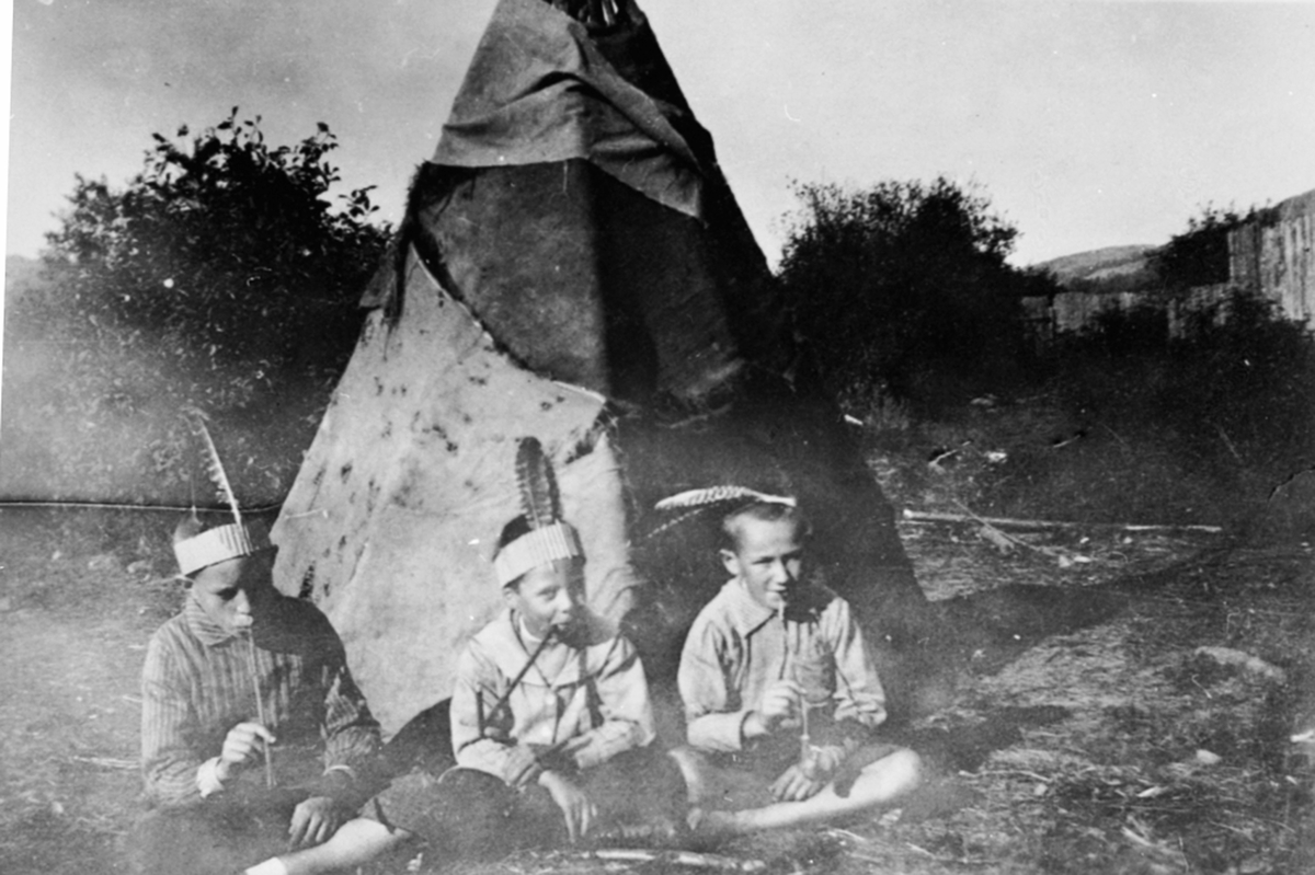 Anno Domkirkeodden, 3 gutter leker indianere med wigwam, fredspiper og fjærpryd på Husebyenga, Brumunddal. Fra venstre er Ole Taalesen, Leif Molstad, Ole Bakken.