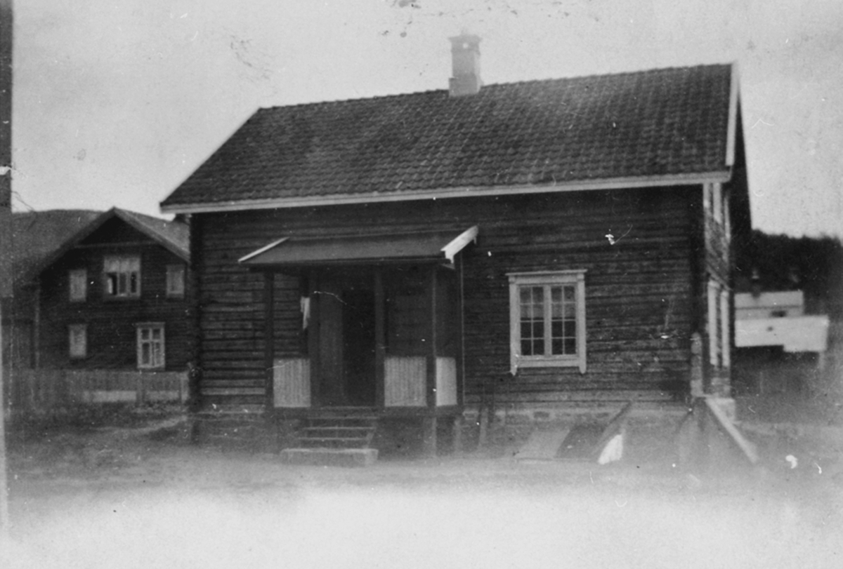 Anno Domkirkeodden, Eksteriør, Elvestad, Brumunddal. I bakgrunn er fiskehandler Hermansens hus. Der Hymas er idag.