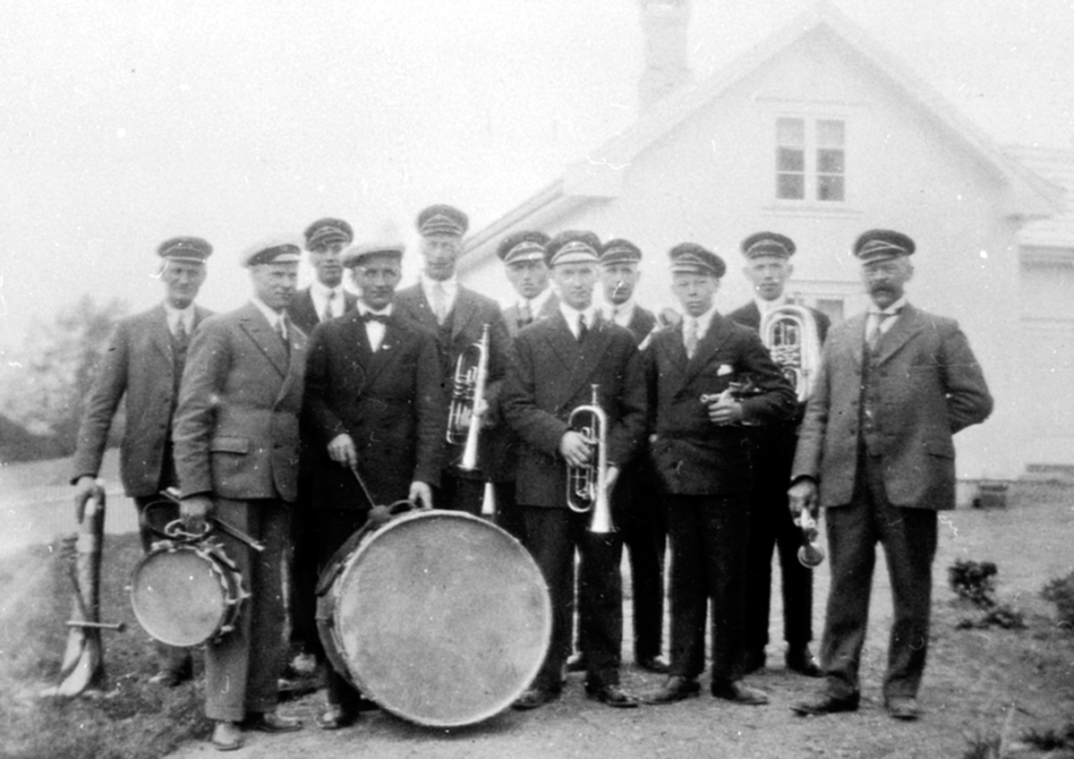 Anno Domkirkeodden, Brumunddal hornmusikkforening. Fra venstre er Nils J, Hegre, Sigurd Svendesen, Hans Stordal, Hans Bakken, Håkon Græsby, Per Hangenholen, Johan Røhne, Martinus Larsen, Gustav Græsby, Hans Berger,Fredrik Græsby.