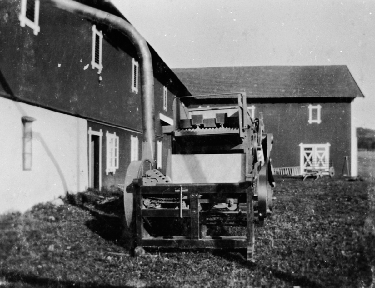 Anno Domkirkeodden, Globus treskeverk med elektrisk motor og drivreim. Innblåsingsrør til låven. Buttekvern gård, Brumunddal.