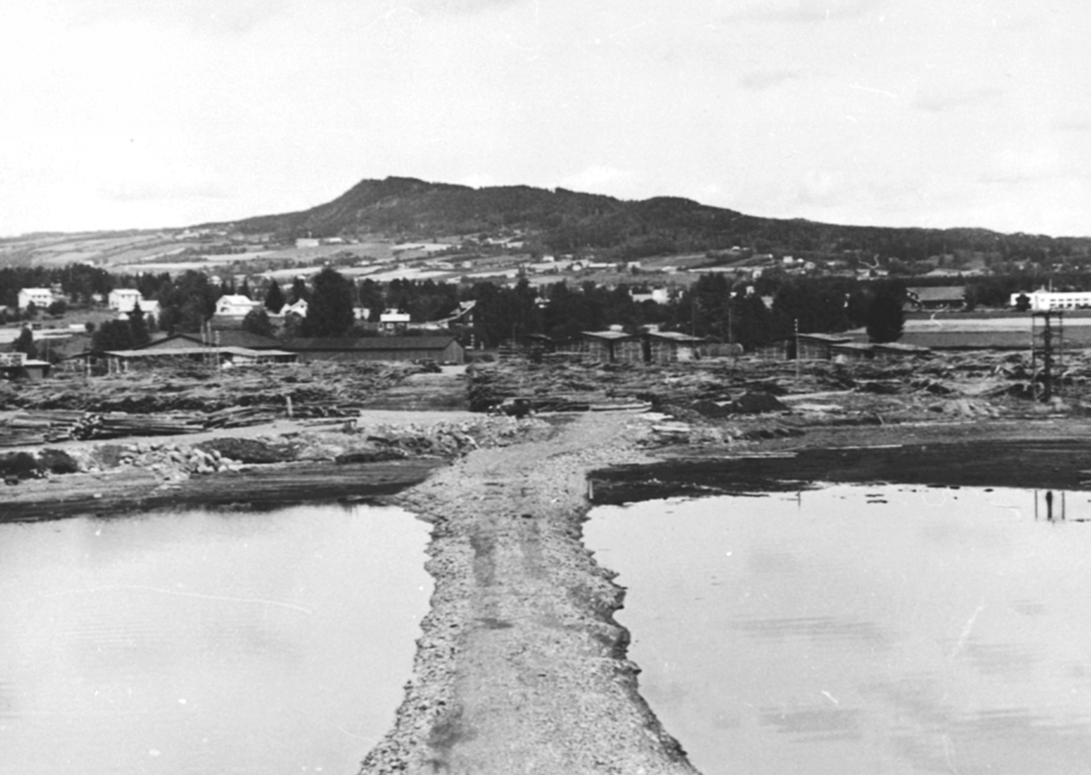 Anno Domkirkeodden, Oversikt fra Hedmark Tørrmelk sin pumpestasjon i Mjøsa, mot Brumunddal.