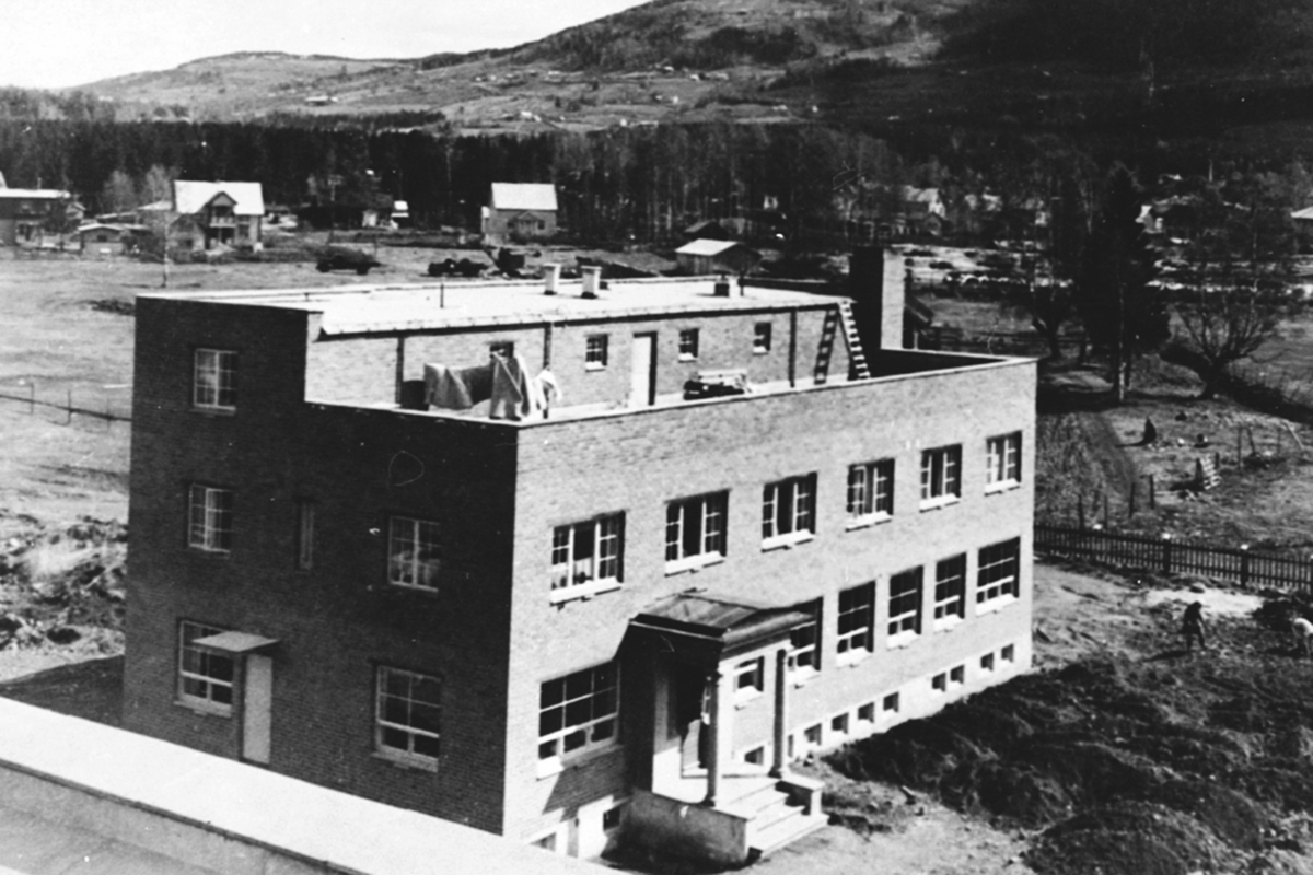 Anno Domkirkeodden, Eksteriør. Kontorbygget til A/S Oplandske konservesfabrikk, Stabburet, Nora, Brumunddal. Opparbeiding av parkanlegg.