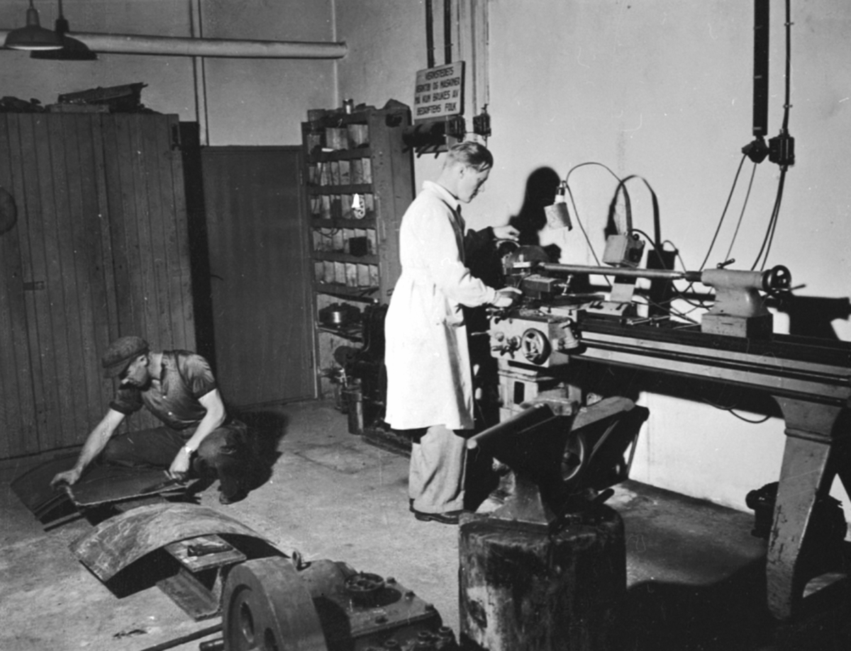 Anno Domkirkeodden, Interiør, verkstedet hos A/S Oplandske konservesfabrikk, Stabburet, Nora. Brumunddal. To menn arbeider ved dreiebenk. Kjell Slaatsveen og Finn Amundstad.