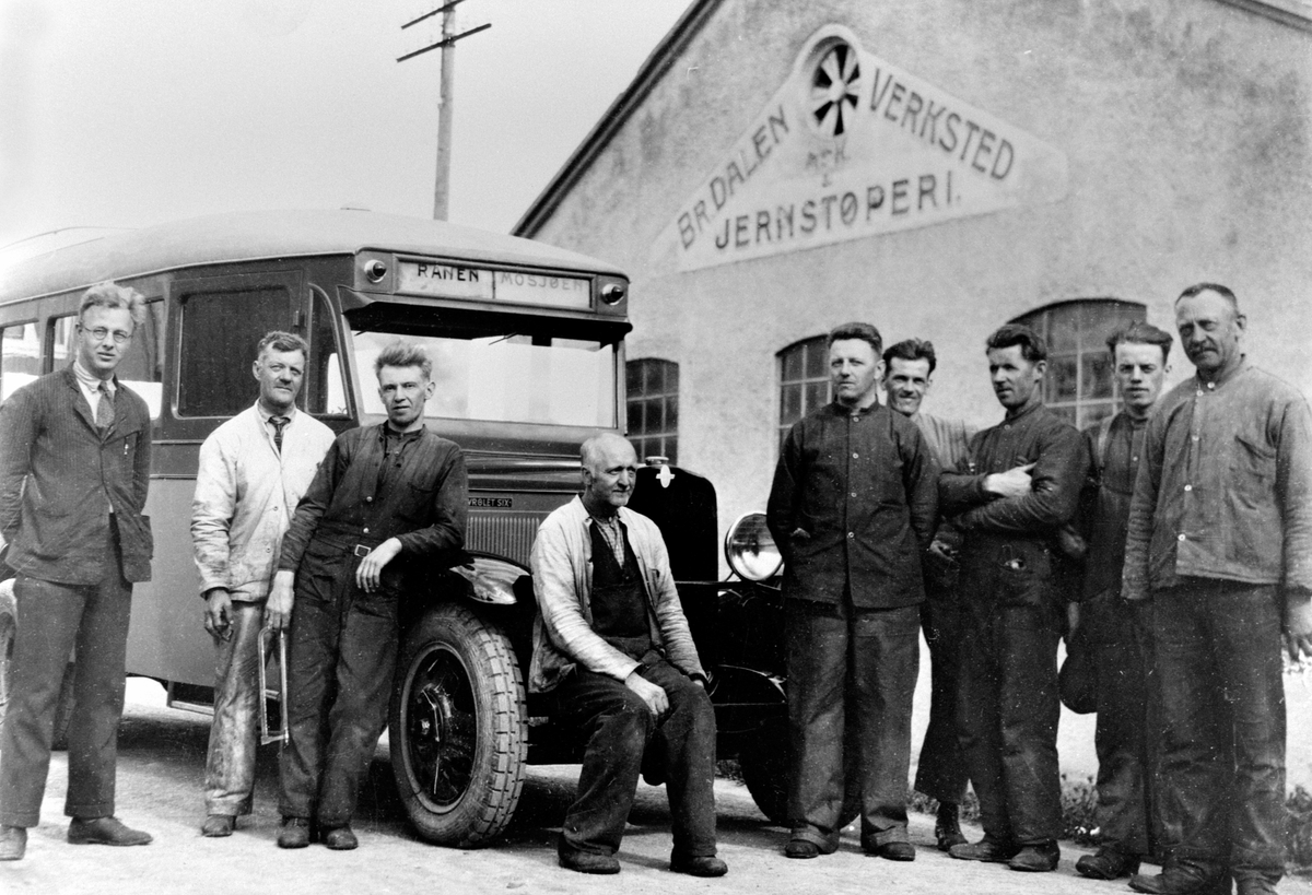 Anno Domkirkeodden, Gruppe arbeidere oppstillt utendørs ved Hymas A/S, Brumunddal Mekaniske Verksted og støperi samlet rundt en buss, Chevrolet six, levert til Rana-Mosjøen. Fra venstre er disponent Kristoffersen, nummer 6 er Johannes Løvberg f.15.3.1911 i Furnes.