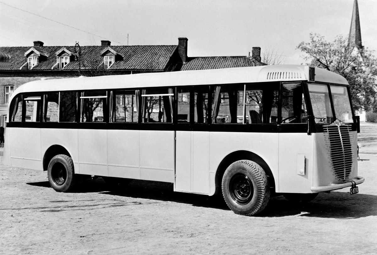 Anno Domkirkeodden, Buss, karosseriet bygd ved Hymas A/S, Brumunddal Mekaniske Verksted og Støperi. fotografert på Stortorvet Hamar. Prøveskilt C-8710.