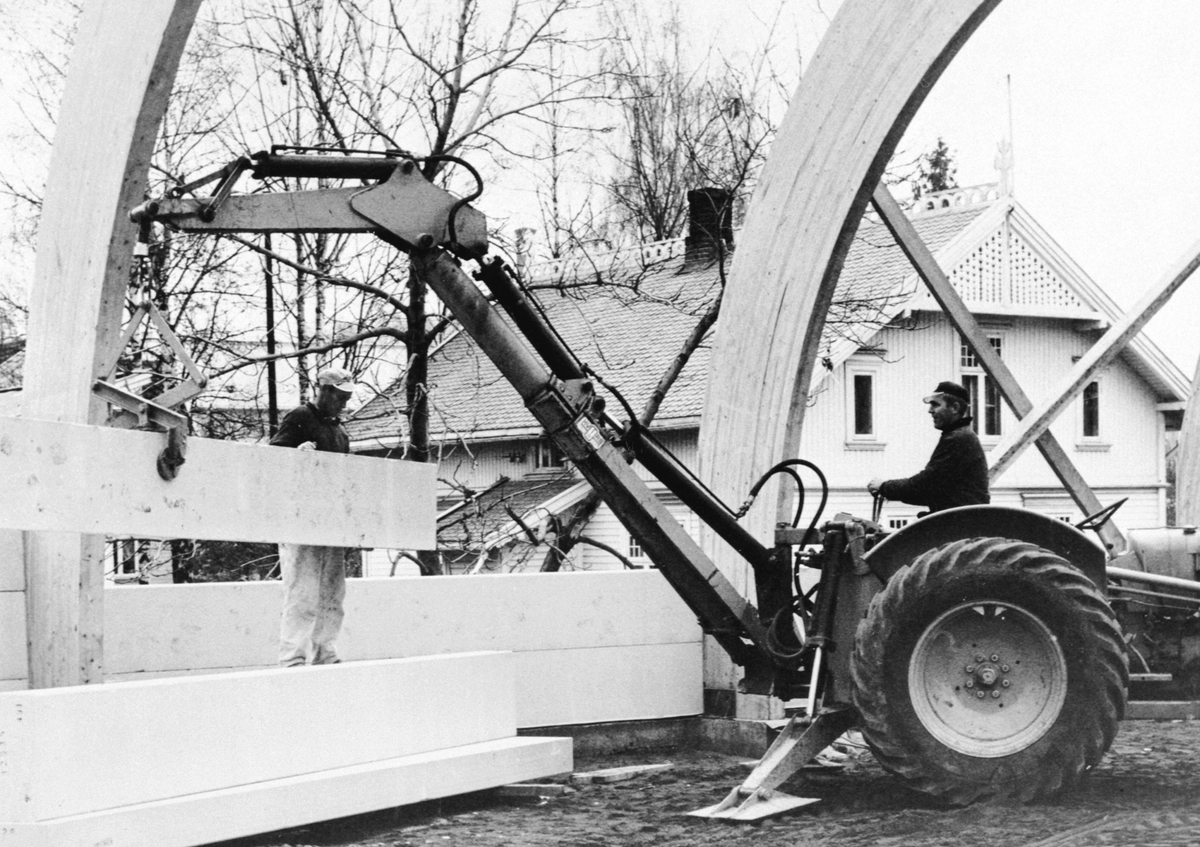 Anno Domkirkeodden, Bygging av monteringshall i Nygata, Hymas løftekran, Brumunddal Mekaniske verksted og støperi. Hymas A/S.. Hallen ferdig 1964.