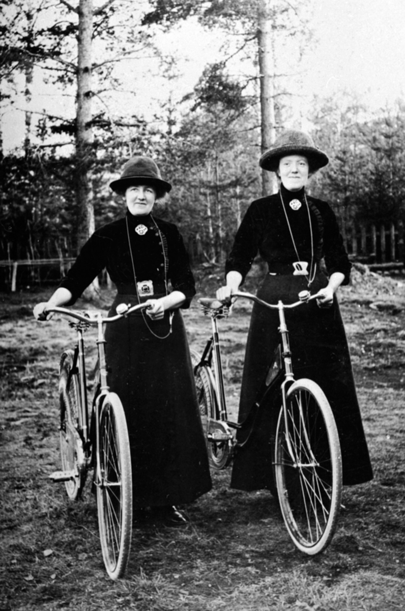 Anno Domkirkeodden, Polla Faraasen f. 1877, Velt Faraasen, Agnethe Faraasen f. 1882. Fotografert på Ankerplassen (der speiderhuset ligger i dag) Brumunddal.