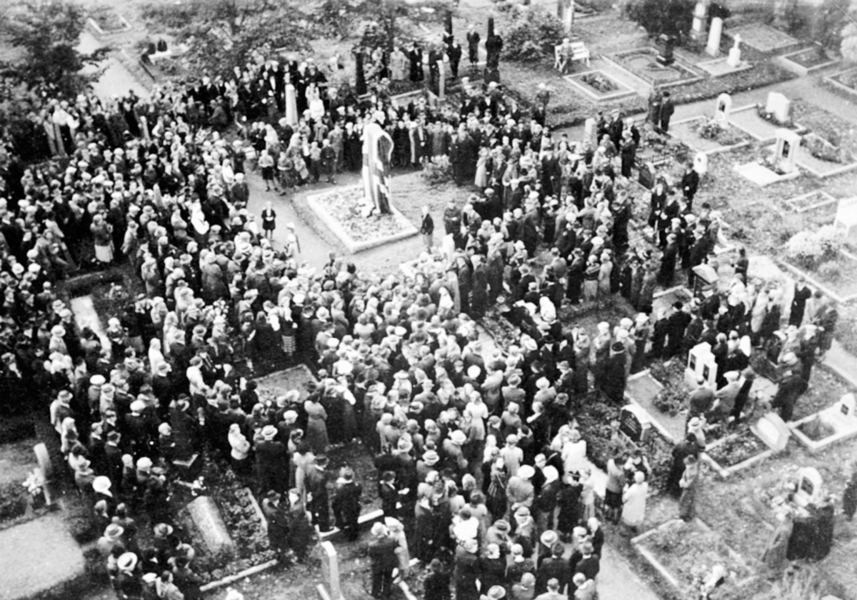 Anno Domkirkeodden, Avduking av bautastein over sersjant Ottar Nytrøen, født 6.9.1919, Furnes, falt for fedrelandet ved Strandlykkja den 17.4.1940. Mye folk.